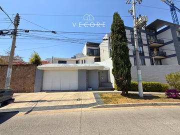 CASA EN VENTA A UNA CUADRA DEL PARQUE METROPOLITANO, ZAPOPAN