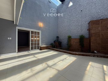 CASA EN VENTA A UNA CUADRA DEL PARQUE METROPOLITANO, ZAPOPAN