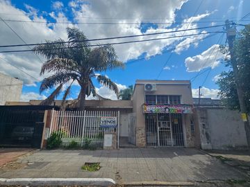 CASA 4 AMB. CON FONDA Y PISCINA