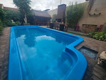 CASA 4 AMB. CON FONDA Y PISCINA