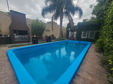 CASA 4 AMB. CON FONDA Y PISCINA