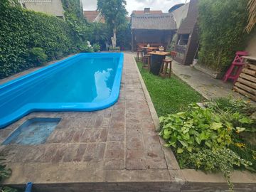 CASA 4 AMB. CON FONDA Y PISCINA