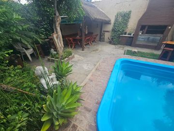CASA 4 AMB. CON FONDA Y PISCINA