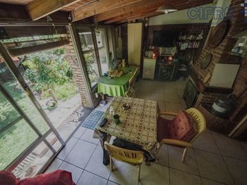 Departamento en PB de 2 ambientes con quincho y jardín en Coghlan
