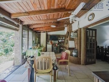 Departamento en PB de 2 ambientes con quincho y jardín en Coghlan