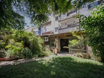 Departamento en PB de 2 ambientes con quincho y jardín en Coghlan