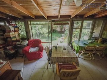 Departamento en PB de 2 ambientes con quincho y jardín en Coghlan