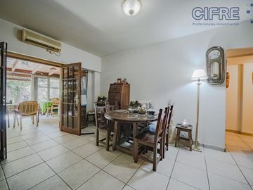 Departamento en PB de 2 ambientes con quincho y jardín en Coghlan