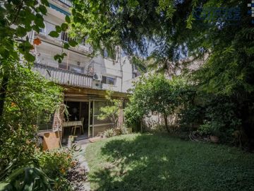 Departamento en PB de 2 ambientes con quincho y jardín en Coghlan