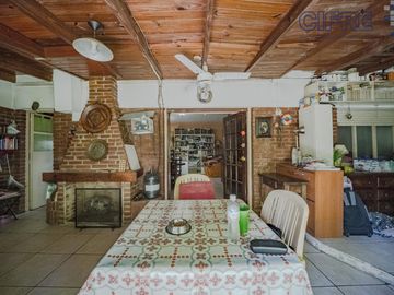 Departamento en PB de 2 ambientes con quincho y jardín en Coghlan