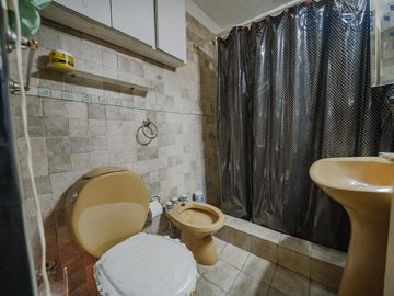 Departamento en PB de 2 ambientes con quincho y jardín en Coghlan