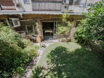 Departamento en PB de 2 ambientes con quincho y jardín en Coghlan