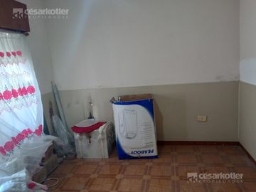 Casa con gran fondo libre, en lote de 8,66x42