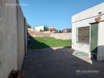 Casa con gran fondo libre, en lote de 8,66x42