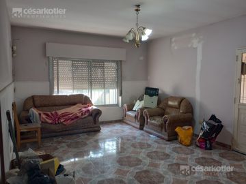 Casa con gran fondo libre, en lote de 8,66x42