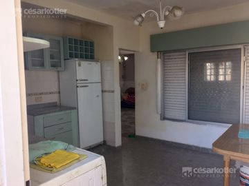 Casa con gran fondo libre, en lote de 8,66x42