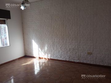 Casa con gran fondo libre, en lote de 8,66x42