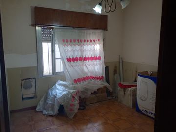 Casa con gran fondo libre, en lote de 8,66x42