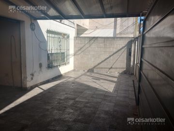 Casa con gran fondo libre, en lote de 8,66x42