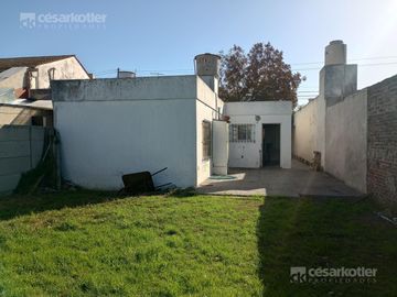 Casa con gran fondo libre, en lote de 8,66x42