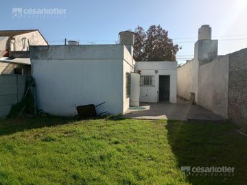 Casa con gran fondo libre, en lote de 8,66x42