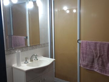 Casa con gran fondo libre, en lote de 8,66x42