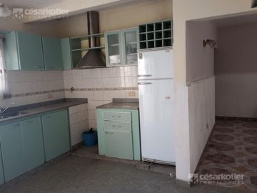Casa con gran fondo libre, en lote de 8,66x42