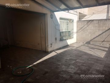 Casa con gran fondo libre, en lote de 8,66x42