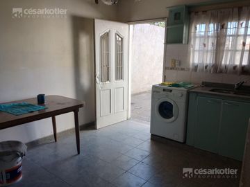 Casa con gran fondo libre, en lote de 8,66x42