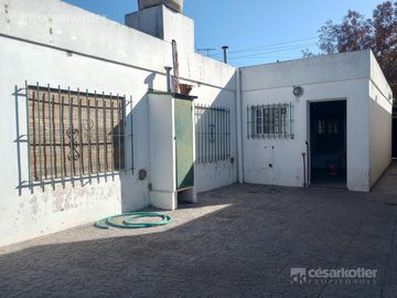 Casa con gran fondo libre, en lote de 8,66x42