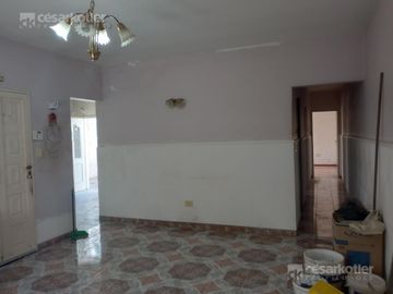 Casa con gran fondo libre, en lote de 8,66x42