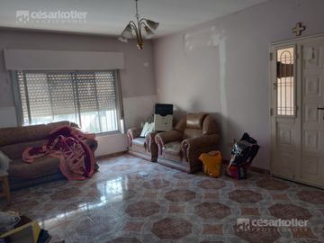 Casa con gran fondo libre, en lote de 8,66x42