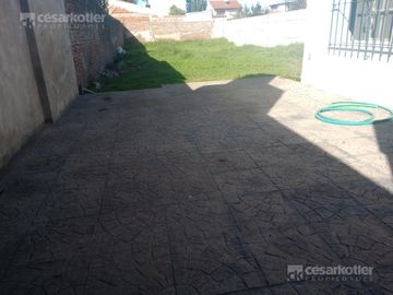 Casa con gran fondo libre, en lote de 8,66x42
