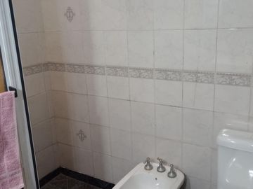 Casa con gran fondo libre, en lote de 8,66x42