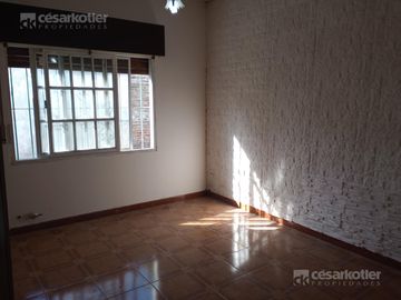 Casa con gran fondo libre, en lote de 8,66x42
