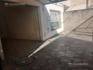 Casa con gran fondo libre, en lote de 8,66x42