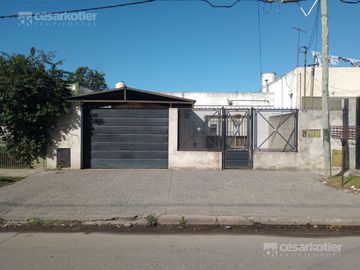 Casa con gran fondo libre, en lote de 8,66x42