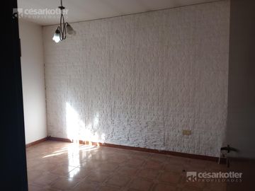 Casa con gran fondo libre, en lote de 8,66x42