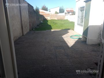 Casa con gran fondo libre, en lote de 8,66x42