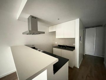 Monoambiente con balcón en  Venta - Microcentro