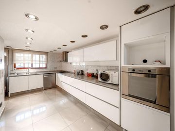 Departamento en venta - 4 Dormitorios 3 Baños - Cochera - 240Mts2 - Caballito