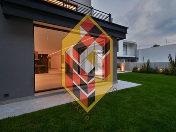 VENTA DE CASA EN ZONA ESMERALDA