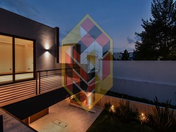 VENTA DE CASA EN ZONA ESMERALDA