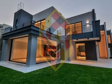 VENTA DE CASA EN ZONA ESMERALDA