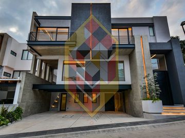 VENTA DE CASA EN ZONA ESMERALDA
