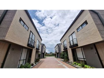 Hermosa casa para venta con.zona verde privada