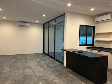 Casa 4 recámaras en privada con amenidades en Zona Country