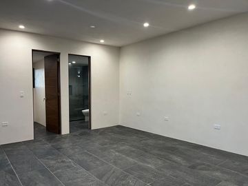 Casa 4 recámaras en privada con amenidades en Zona Country