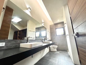 Casa 4 recámaras en privada con amenidades en Zona Country