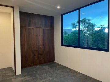 Casa 4 recámaras en privada con amenidades en Zona Country